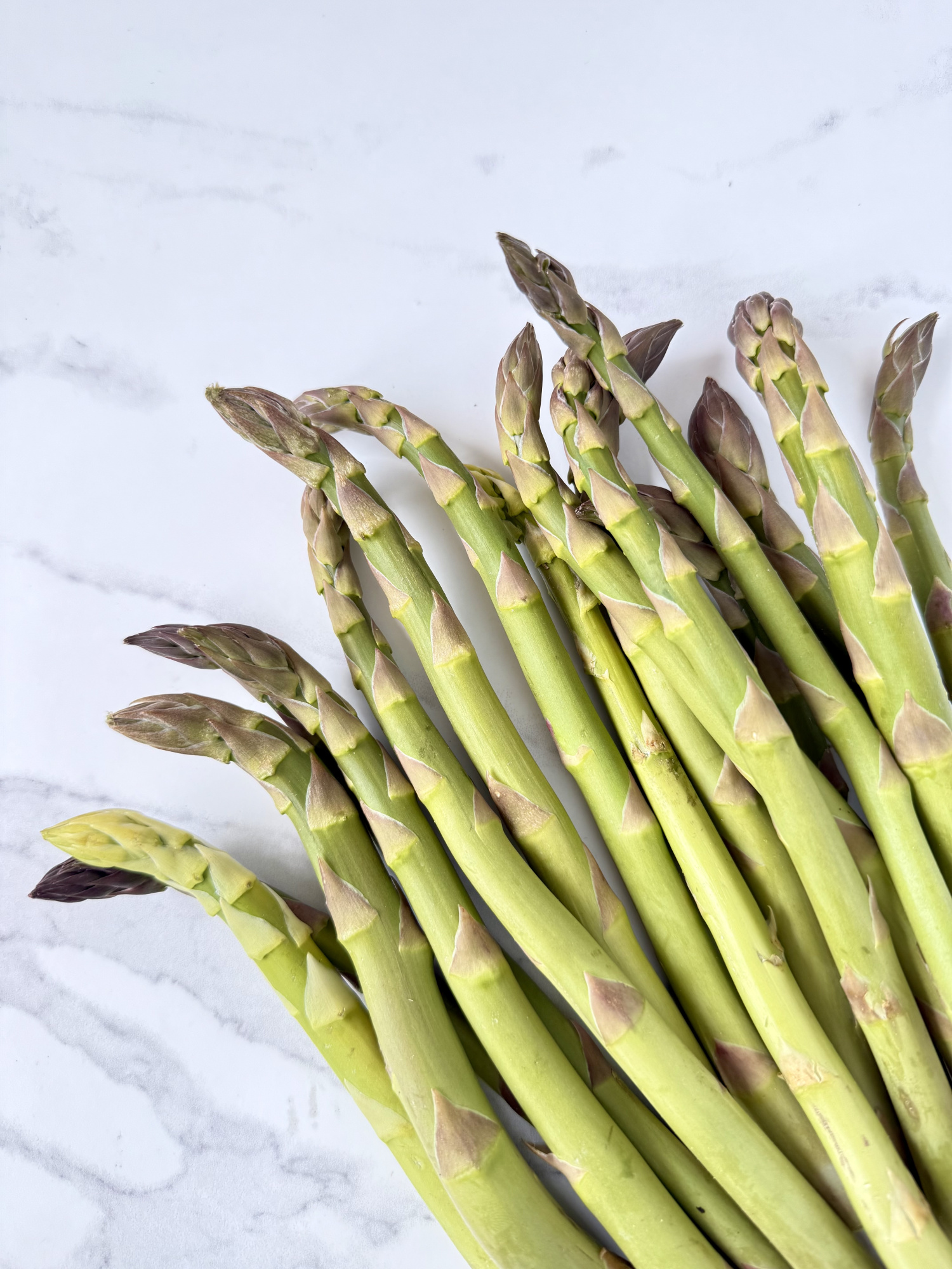 Спаржа зеленая свежая