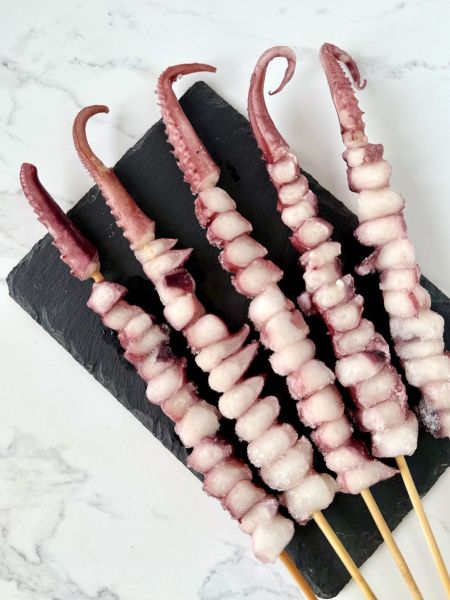 Щупальца гигантского кальмара на шпажке 